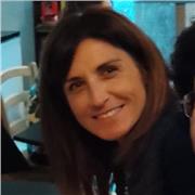 Docente di matematica impartisce lezioni a studenti di scuole medie e superiori